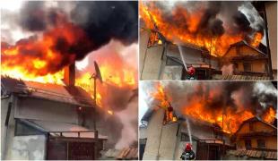 Incendiu puternic în Brașov. Două case s-au făcut scrum, după ce acoperișul uneia dintre ele a luat foc. Oamenii, evacuați înainte de a se produce o tragedie
