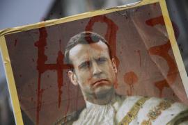 Macron, pus la zid de presă pentru artificiul prin care a trecut legea pensiilor "Piromanul de la Elysée"