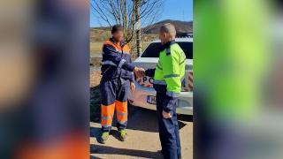 În prima sa zi ca angajat al firmei de salubritate, Marius a găsit o sacoşă plină cu bani. Reacţia bărbatului i-a impresionat pe poliţiştii din Bistriţa