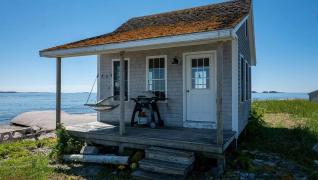 Cea mai izolată casă din lume, de vânzare pentru 339.000 de dolari. Cum arată în interior