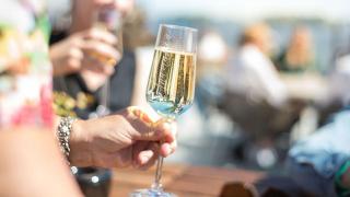 (P) Faceți ca amintirile să dureze pentru totdeauna: Frumusețea paharelor de șampanie gravate cu laser pentru nunți!