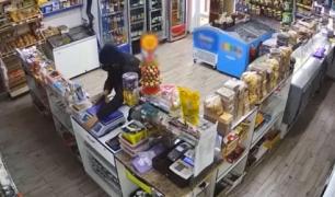 "Cum se chinuie săracul să deschidă casa". A furat cântarul electronic, după ce l-a confundat cu casa de marcat. Moldoveanul riscă 10 ani după gratii