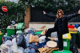 Carla Bruni, poză pe un munte de gunoaie