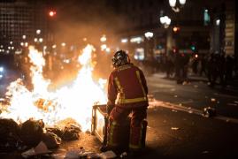 Protestele din Franța au blocat livrările unor rafinării. Autoritățile au trimis poliția pentru a prelua controlul instalațiilor
