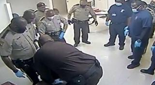 "A fost tratat mai rău ca un câine". Ultimele minute din viaţa unui bărbat din SUA, care a murit sufocat după ce 10 oameni îl ţin la pământ minute în şir