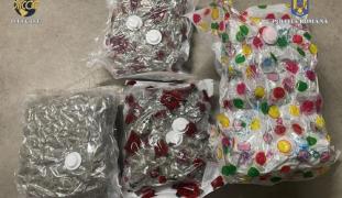 Kilograme de droguri trimise prin curier din Spania în România