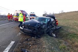 Tânăr rănit grav, la Călugăreni, după ce maşina pe care o conducea a intrat în coliziune cu un autobuz