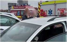 Fetiţă de 9 luni, blocată în maşină, în parcarea unui mall din Drobeta Turnu Severin. Disperată, mama copilei a sunat la 112