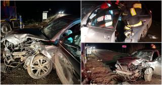 Un Audi s-a făcut praf după ce a intrat direct sub roţile unui camion staţionat, pe o şosea din Vaslui. O persoană a rămas încarcerată