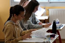 Tinerii români trebuie să strângă bani mulţi pentru a-şi plăti facultatea.