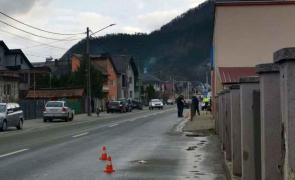 Femeie înjunghiată în gât şi în abdomen de soţul de care încerca să divorţeze. Bărbatul, găsit spânzurat în magazia de lângă bloc