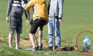 Grup de vietnamezi, surprinşi pe un câmp din Timişoara cum vânează popândăi. Animalele, protejate de lege, puse într-un bidon de apă