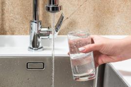 O treime dintre români beau apă îmbuteliată. Interesul pentru apa de la robinet, în creștere