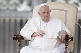 Ce face Papa Francisc în spital: lucrează, citește ziarele și se roagă. Suveranul Pontif ar putea fi externat zilele următoare