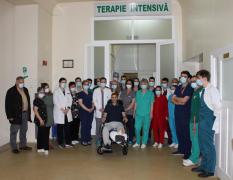 A suferit 22 de operaţii în două luni din cauza unei banale amigdalite. Tudor, un bărbat de 37 de ani din Oradea, salvat de medicii din Cluj