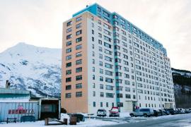 Oraşul în care toţi oamenii locuiesc în acelaşi bloc. Clădirea are o clinică, o biserică şi o secţie de poliţie, toate sub acelaşi acoperiş