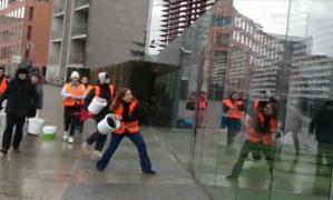 "Petrol sau drepturi constituţionale?" Activişti pentru schimbările climatice au vandalizat un monument german pe care sunt scrise articolele din Constituţie