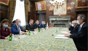 Klaus Iohannis, singurul fără mască la întâlnirea cu reprezentanţii Parlamentului Japoniei