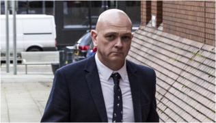 Ofițer de poliție, condamnat la închisoare după ce a dezbrăcat o adolescentă de 18 ani într-un bar și i-ar fi fotografiat pieptul