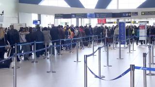 O femeie a vrut să se sinucidă în Aeroportul Otopeni. A fost găsită cu plăgi la gât și antebrațe