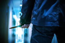 O femeie a supravieţuit miraculos după ce a fost înjunghiată de 20 de ori de soţ, în faţa şcolii unde învăţa copilul lor. Cine i-a salvat viaţa femeii