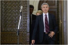 Dan Diaconescu, filmat cu un telefon ascuns printre jucării de pluş. Stenograme: "Dar tu vrei virgină, virgină? / Normal, ce înseamnă, virgină doar pe jumătate sau ce?"