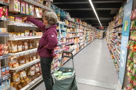 Inflaţia ridicată schimbă modul în care cumpărăm. Suntem mai atenţi la preţuri şi acordăm o importanţă mai mică mărcilor