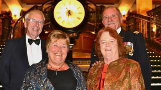 Paddy, Hazel, Gerard și Eileen, fotografiați la bordul vasului de croazieră, la puțin timp după ce s-au cunoscut