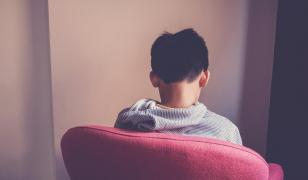 Ţara care îi plăteşte cu 500$ pe tineri pentru a ieşi din case. De ce fenomenul îngrijorează autorităţile