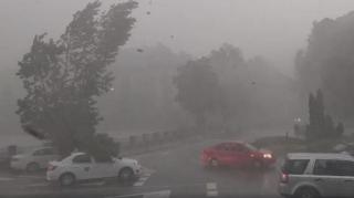 ANM a prelungit alerta meteo de vreme severă în toată țara. Ploi torențiale, grindină și vijelii până joi seară