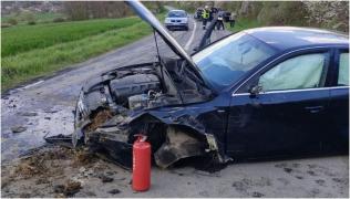 Un copil de 6 ani se zbate între viață și moarte și un adolescent de 16 ani a fost rănit, după ce două mașini s-au ciocnit violent