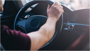 Plimbarea nesăbuită s-a încheiat după ce a intrat cu mașina în sediul unei firme