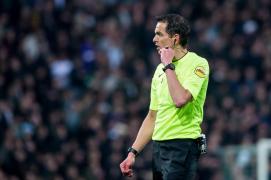 Arbitru lovit cu un pahar de plastic, în timpul unui meci de fotbal din Olanda. Competiţia a fost oprită, iar un bărbat a ajuns în arest