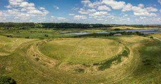 Descoperirea uluitoare făcută de o daneză, într-un lan de porumb de lângă castelul Fyrkat