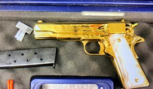 Pistol placat cu aur, de 24 de carate, găsit în bagajul unei femei
