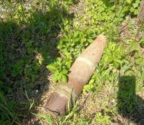 Un bărbat din Dâmboviţa îşi ascuţea coasa pe un obuz din Al Doilea Război Mondial. Poliţiştii, martorii unui dialog suprarealist: "Dacă e terenul tău, e şi obuzul tău?"