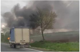 O camionetă încărcată cu îngrășământ a luat foc în mers, pe o șosea din Bihor. Șoferul a reușit să coboare din mașină