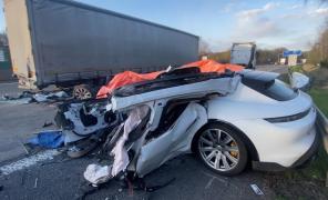 Porsche Taycan făcut bucăți, după ce a intrat cu viteză sub un TIR polonez. Imagini de groază pe autostrada A5, în Germania