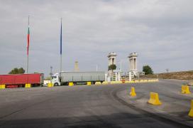 Şofer bulgar de TIR, prins la vama Giurgiu cu parfumuri contrafăcute de 830.000 de lei pe care încerca să le introducă în ţară