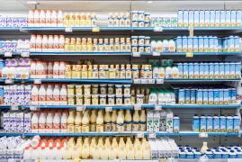 Marile magazine au acceptat plafonarea preţului laptelui. Când vom vedea ieftinirile la raft