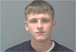 Băiat de 17 ani condamnat pe viaţă după ce a înjunghiat de 7 ori o tânără într-un parc