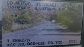 Şofer de 21 de ani, prins conducând cu 201 km/h