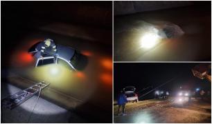 Un tânăr a plonjat cu mașina într-un canal cu apă, în Suceava. Polițiștii l-au ajutat pe șofer să ajungă pe malul betonat