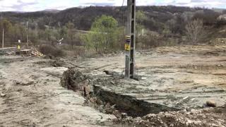 O porţiune a unui drum din Vrancea s-a surpat cu câteva ore înainte de a fi deschisă circulaţiei