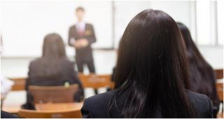 Profesor de religie din Neamţ, acuzat că şi-a agresat sexual o elevă în mod repetat. Bărbatul este acum sub control judiciar