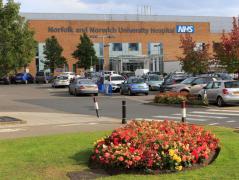 Bărbat mort în parcarea unui supermarket din Anglia. Sunase la ambulanță cu 5 ore înainte