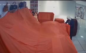 Cutia cu donaţii pentru copii săraci, furată fără jenă dintr-un magazin din Ploieşti