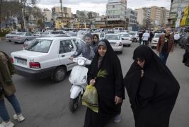 Metoda prin care poliţia din Iran pândeşte femeile care nu poartă hijab. După identificare, vor primi "mesaje text de avertizare cu privire la consecinţe"