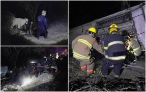 Cel puţin 18 morţi şi 25 de răniţi, după ce un autobuz a căzut într-o râpă, în Mexic