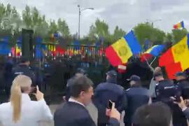 Lider USR: O mână de extremişti sunt lăsaţi să facă haos în Parlament. Cerem control de arme la fel ca la aeroport